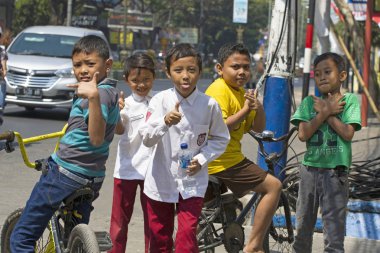Malang, Java, Indonesie -17 Augustus, 2018: Endonezya çocuk sokak fotoğrafçısına poz.
