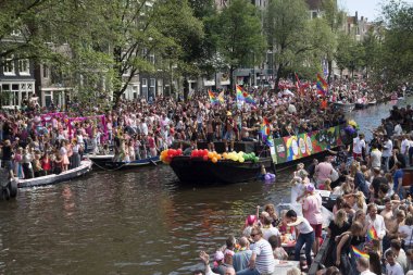 Amsterdam, Hollanda - 5 Ağustos, 2017:Participants dans Amsterdam Gay gurur ünlü Canal geçit töreninde seyirci önünde 