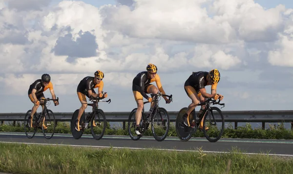 自転車乗る車堤防レリスタットにサイクリストのための時間トライアル コンテストとエンクホイゼンの間に連続でエンクホイゼン オランダ 2016 — ストック写真