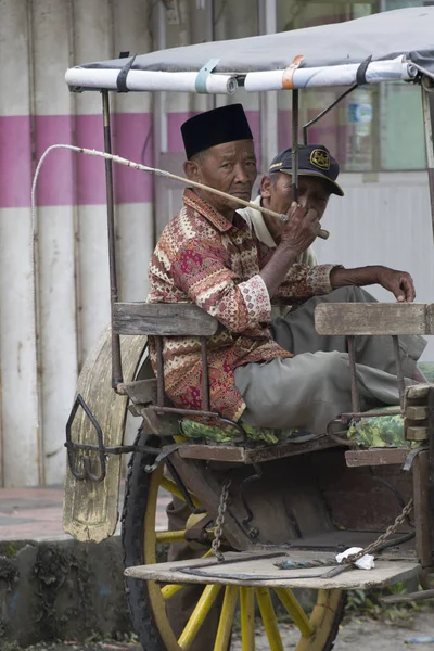 Lovina Bali Indonesie Agosto 2018 Dos Hombres Indonesios Sientan Caballo — Foto de Stock