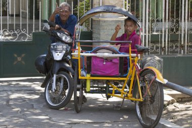 Malang, Java, Indonesie -17 Augustus, 2018: İki adam oturup, bir scooter ve diğer bir çekçek teke