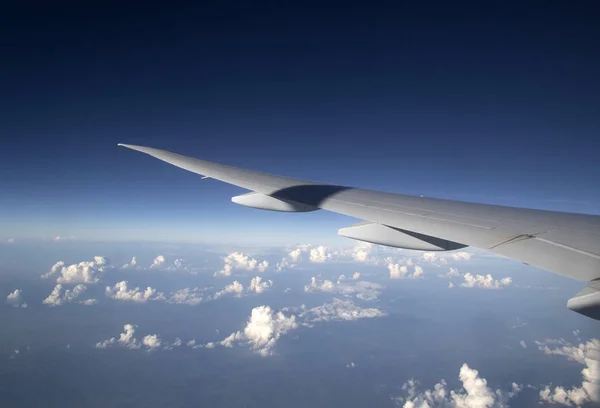 Vleugel Van Een Commerciële Passagiersvliegtuig Foto Genomen Vanuit Het Vliegtuig — Stockfoto