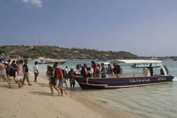 Lembongan Indonesie Août 2018 Bateau Avec Des Touristes Arrive Sur — Photo