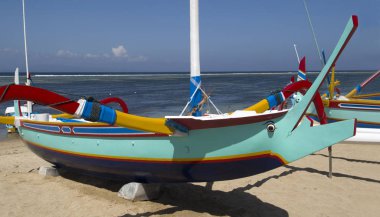 Koyu mavi renkli balık ile yeşil beyaz Sanur beach Bali Endonezya üzerinde (jukung) yalan tekne. Endonezya dili arka planda da Denizi ile deniz.
