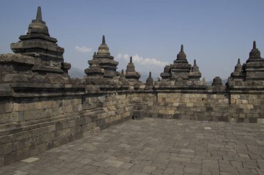 Borobudur Tapınağı veya Boeroeboedoer, Endonezya'nın Java adasının merkezinde, Orta Java eyaletinde, Jogjakarta'nın 40 km kuzeybatısında bulunan bir Budist tapınağıdır.