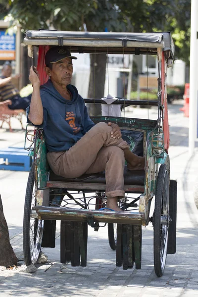 Jakarta Java Indonesie Agustus 2018 Homem Indonésio Está Relaxando Riquixá — Fotografia de Stock