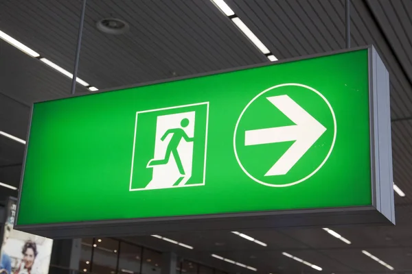 Green Neon Illuminated Arrow Escape Emergency Escape Route — Stock Photo, Image