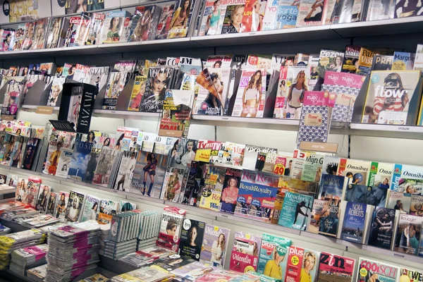 Diferentes Tipos Revistas Exibidas Rack Parede Uma Livraria — Fotografia de Stock