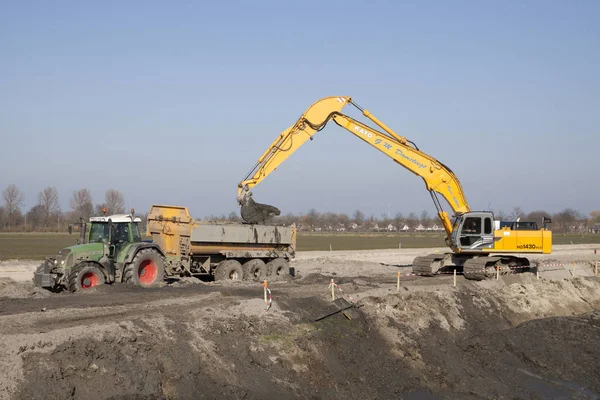 Grootebroek 2016 起重机在开挖中并创建地面的拖拉机自卸车的工作 — 图库照片