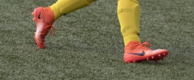 Amsterdam, Hollanda - 26 Nisan 2019:Ünlü marka nike'ın sarı çorapları ve turuncu futbol ayakkabıları ile futbolcu bacaklarının yakın tarafı