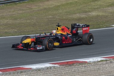 Zandvoort pistinde jumbo yarış günlerinde Formle 1 Auto coureur Max verstappen. Max burada sürücüler 2011 Formula 1 araba Rb 7 yeni renklerde boyanmış. Grand Prix Formula 1 35 yıl sonra gelecek yıl 2019 burada yapılacak