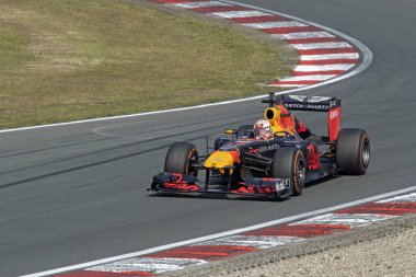 Zandvoort pistinde jumbo yarış günlerinde Formle 1 Auto coureur Max verstappen. Max burada sürücüler 2011 Formula 1 araba Rb 7 yeni renklerde boyanmış. Grand Prix Formula 1 35 yıl sonra gelecek yıl 2019 burada yapılacak