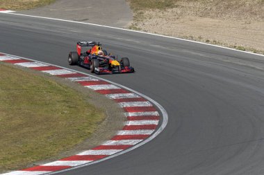 Zandvoort pistinde jumbo yarış günlerinde Formle 1 Auto coureur Max verstappen. Max burada sürücüler 2011 Formula 1 araba Rb 7 yeni renklerde boyanmış. Grand Prix Formula 1 35 yıl sonra gelecek yıl 2019 burada yapılacak