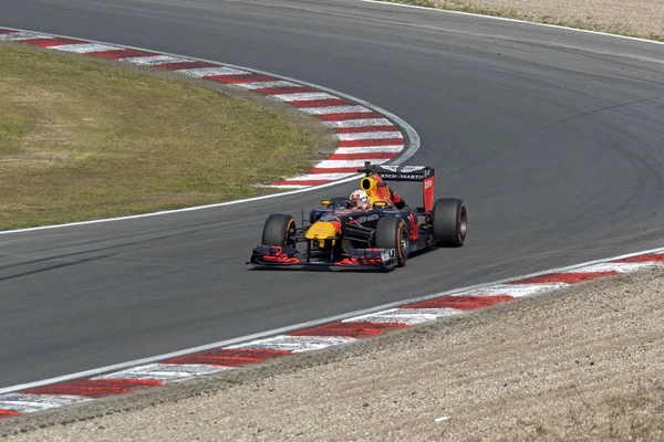 Zandvoort pistinde jumbo yarış günlerinde Formle 1 Auto coureur Max verstappen. Max burada sürücüler 2011 Formula 1 araba Rb 7 yeni renklerde boyanmış. Grand Prix Formula 1 35 yıl sonra gelecek yıl 2019 burada yapılacak