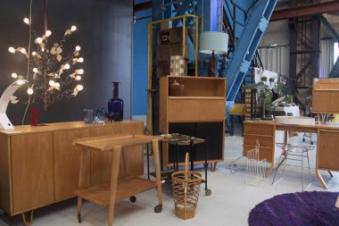 Beton zemin üzerinde duran bir lamba dolapları ile eski vintage iç düzenleme