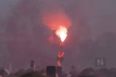 Futbol taraftarından meşale