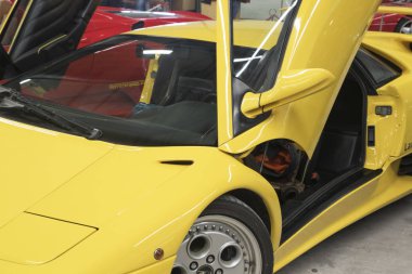 Venhuizen, Hollanda Mart 2 , 2018 : Parlak sarı Lamborghini spor otomobil closeup fotoğraf 