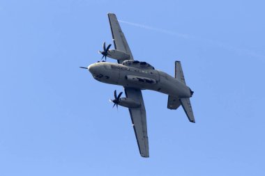 Volkel, Hollanda - 15 Juni 2019: Volkel'deki Hava Kuvvetleri Günlerinde iki motorlu büyük bir askeri uçak hareket halinde