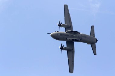 Volkel, Hollanda - 15 Juni 2019: Volkel'deki Hava Kuvvetleri Günlerinde iki motorlu büyük bir askeri uçak hareket halinde