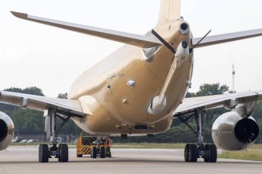 Volkel, Hollanda - 15 Juni 2019: Hava Kuvvetleri için yepyeni bir Airbus A330 tanker uçağının arkası. Bu hala İspanya'daki fabrikanın renklerinde.