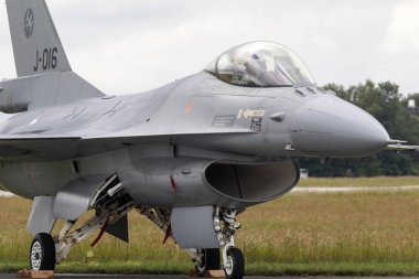 Volkel, Hollanda - 15 Juni 2019: F16 jet uçağı Volkel Hava Kuvvetleri Günleri'nde sergilenen gri renkte sergilendi