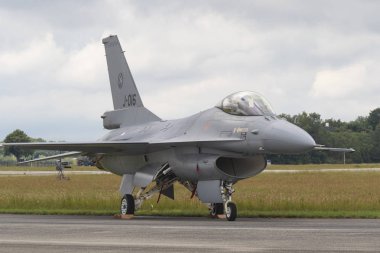 Volkel, Hollanda - 15 Juni 2019: F16 jet uçağı Volkel Hava Kuvvetleri Günleri'nde sergilenen gri renkte sergilendi