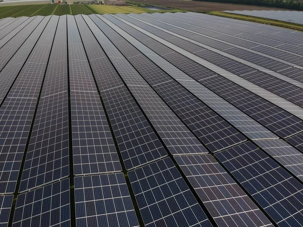 Drohnen Aus Der Luft Betrachten Sonnenkollektoren Feld Grüne Alternative Energien — Stockfoto