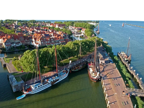エンクハイゼン オランダ 6ジュニ2019 セーリングボートとエンクハイゼンの港のドローン写真ロックとドロンメダリスと古い白いドローブリッジを塔 Djiスパークドローンで撮影した写真 — ストック写真