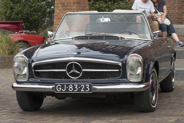 Медеблік Нідерландленд Липня 2018 Фронт Mercedes 230 Олдтаймер Від 1965 — стокове фото