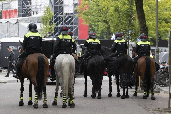 Amsterdam Mei 2019 Politieagenten Uniform Hun Paarden Met Bescherming Voor — Stockfoto