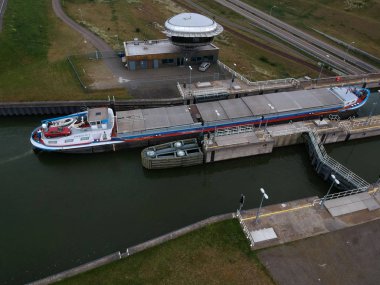 Enkhuizen,Hollanda -22 Mei 2019: Enkhuizen yakın kilit bir Iç navigasyon gemisi bir dji drone ile yapılan fotoğraf, bu kilit trafik beton kilidi altındageçer bir naviduct olduğunu