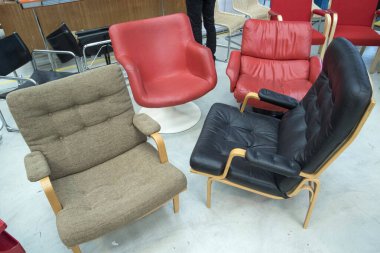 Siyah deri, iki kırmızı deri koltuk ve klasik mobilya fuarında bir kumaş.