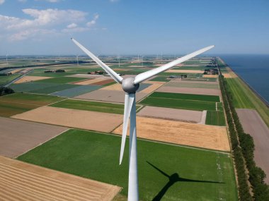 198 metre yüksekliğinde ve 135 metre yüksekliğinde büyük bir yel değirmeninin insansız hava aracı fotoğrafı. Arka planda, tuhaf polarder fotoğraf 160 metre irtifada çekildi.