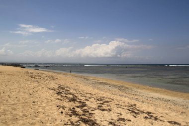 Güneşli bir günde Sanur plajı. Sanur Endonezya 'da Bali' de bir tatil köyüdür.