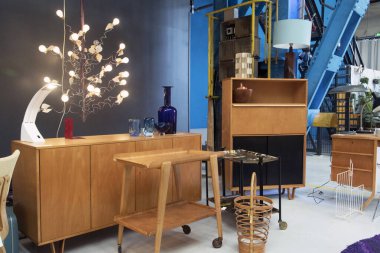 Beton zemin üzerinde duran bir lamba dolapları ile eski vintage iç düzenleme