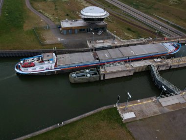 Enkhuizen,Hollanda -22 Mei 2019: Enkhuizen yakın kilit bir Iç navigasyon gemisi bir dji drone ile yapılan fotoğraf, bu kilit trafik beton kilidi altındageçer bir naviduct olduğunu