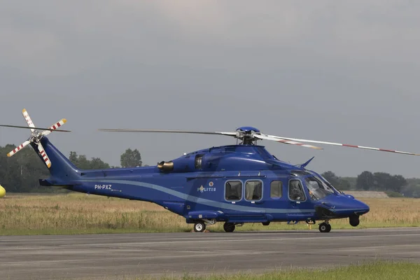 荷兰沃尔科特 2019年6月15日 在沃尔科特空军服役期间 蓝色警察直升机停靠在跑道上 — 图库照片