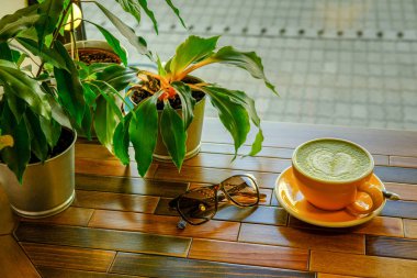 Bir fincan yeşil çay, matcha latte.