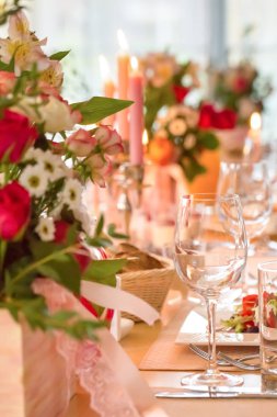 Bir tablonun bir restoranda bir düğün çiçek ve mum için festival dekorasyon.