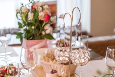 Bir tablonun bir restoranda bir düğün çiçek ve mum için festival dekorasyon.