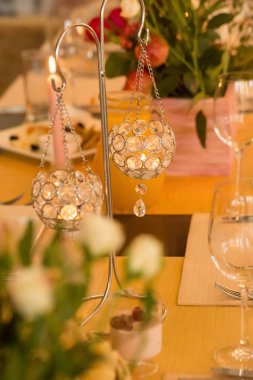 Bir tablonun bir restoranda bir düğün çiçek ve mum için festival dekorasyon.