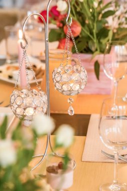 Bir tablonun bir restoranda bir düğün çiçek ve mum için festival dekorasyon.