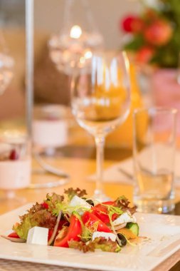 Bir tablonun bir restoranda bir düğün çiçek ve mum için festival dekorasyon.