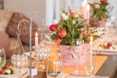 Bir tablonun bir restoranda bir düğün çiçek ve mum için festival dekorasyon.