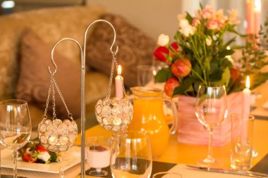 Bir tablonun bir restoranda bir düğün çiçek ve mum için festival dekorasyon.