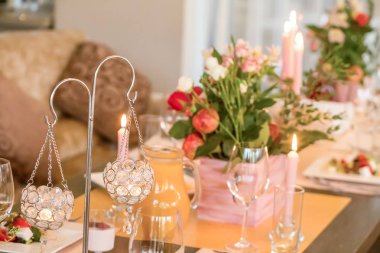 Bir tablonun bir restoranda bir düğün çiçek ve mum için festival dekorasyon.