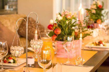 Bir tablonun bir restoranda bir düğün çiçek ve mum için festival dekorasyon.