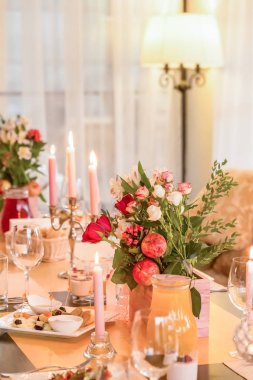 Bir tablonun bir restoranda bir düğün çiçek ve mum için festival dekorasyon.