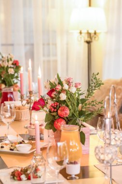 Bir tablonun bir restoranda bir düğün çiçek ve mum için festival dekorasyon.