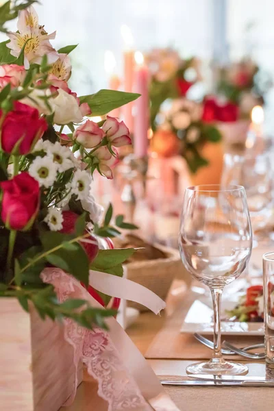 花と蝋燭の結婚式のためのレストランのテーブルのお祭りの装飾 — ストック写真